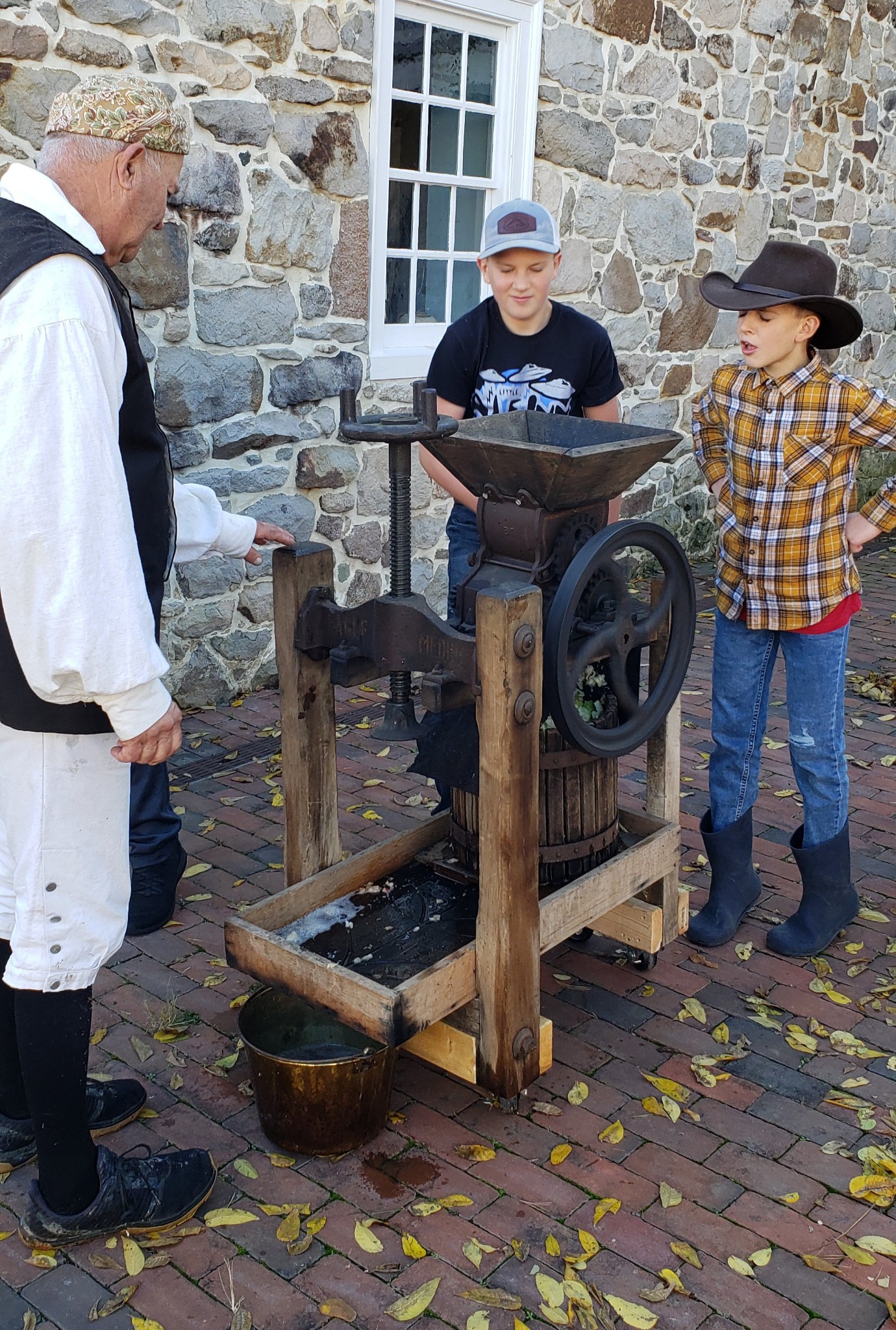 apple pressing